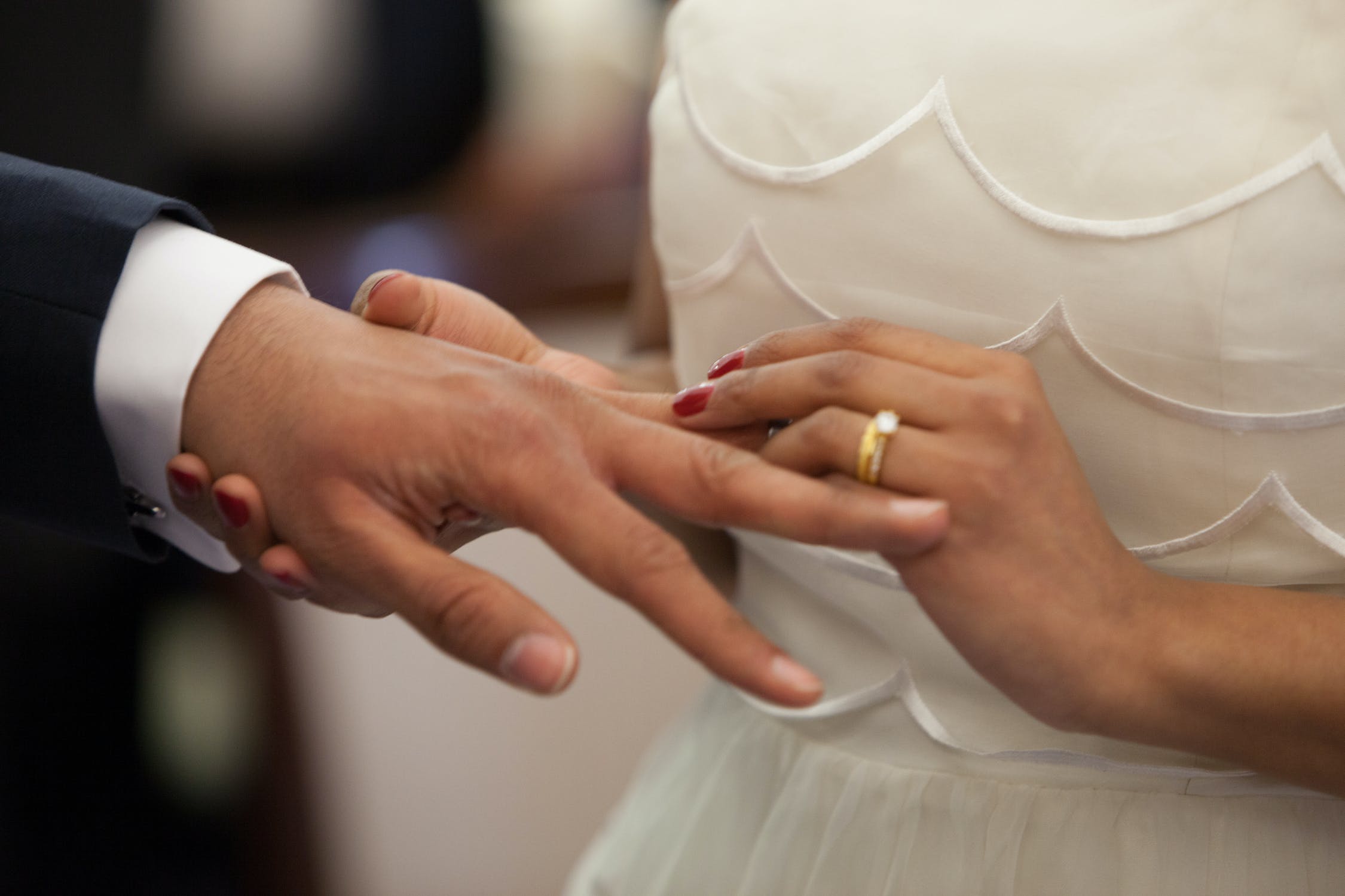 Pareja poniéndose los anillos de matrimonio. | Foto: Pexels