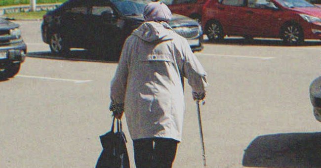 Una anciana en la calle | Foto: Shutterstock