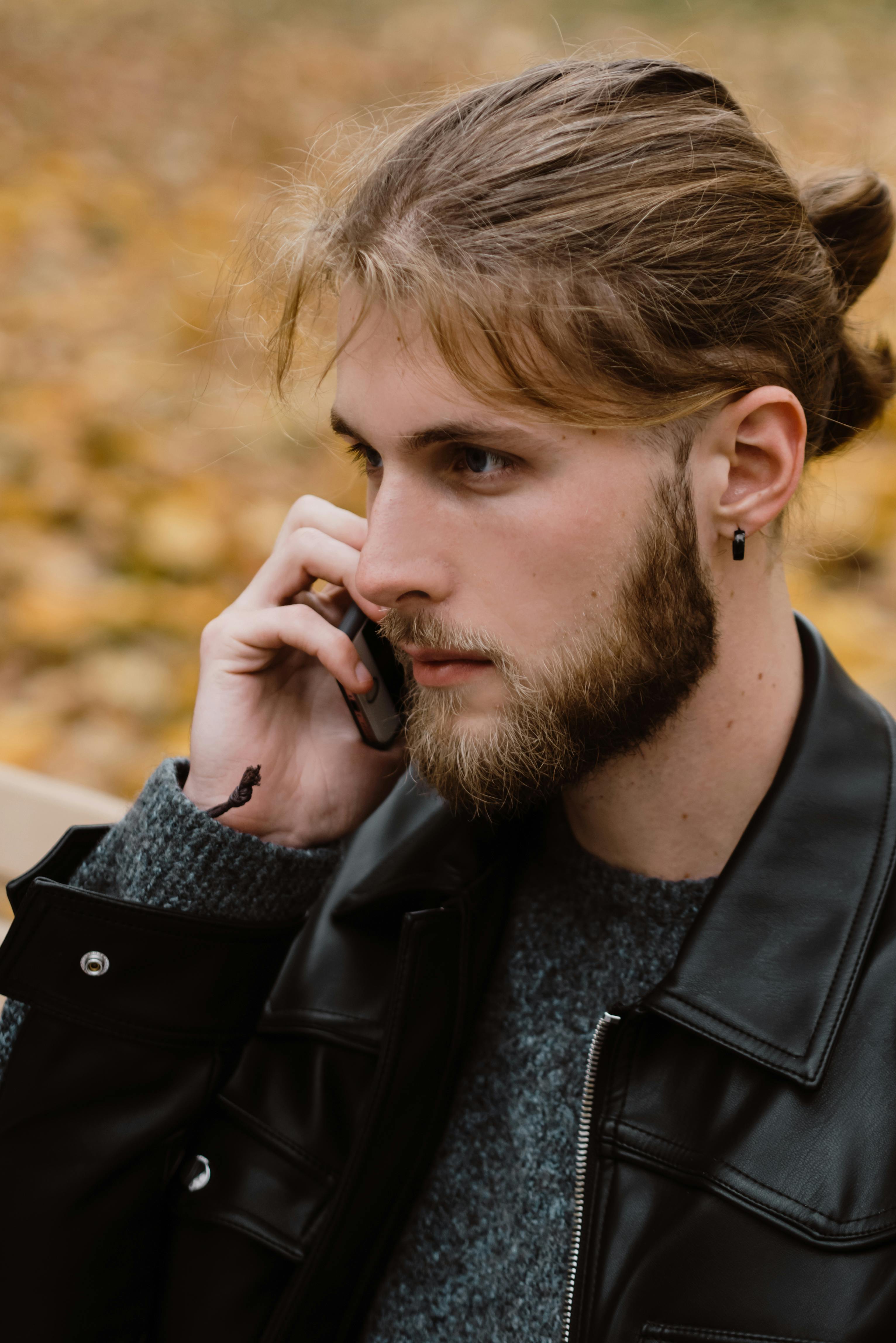 A concerned-looking man talking on the phone | Source: Pexels