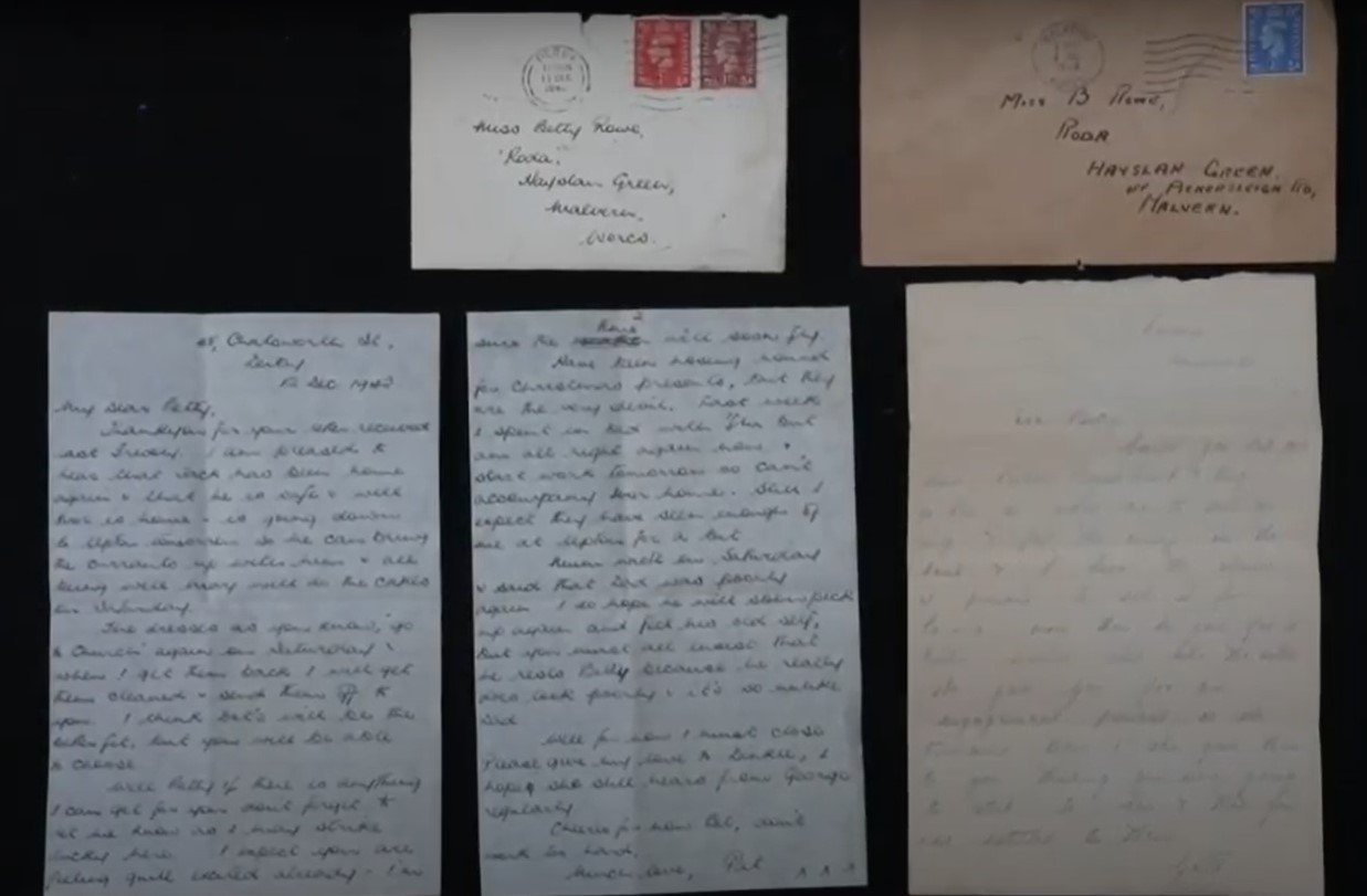 Ein Schnappschuss von 80 Jahre alten Briefen, die das Paar gefunden hat | Quelle: YouTube/SWNS