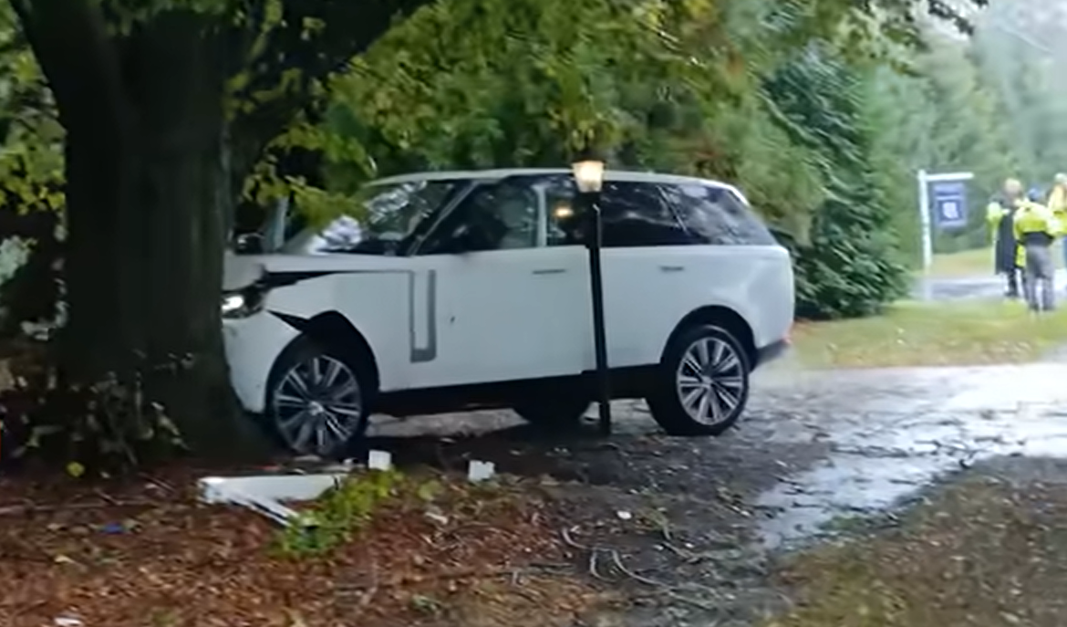 Alec and Stephen Baldwin's SUV after the crash, dated October 14, 2025 | Source: YouTube/@nypost