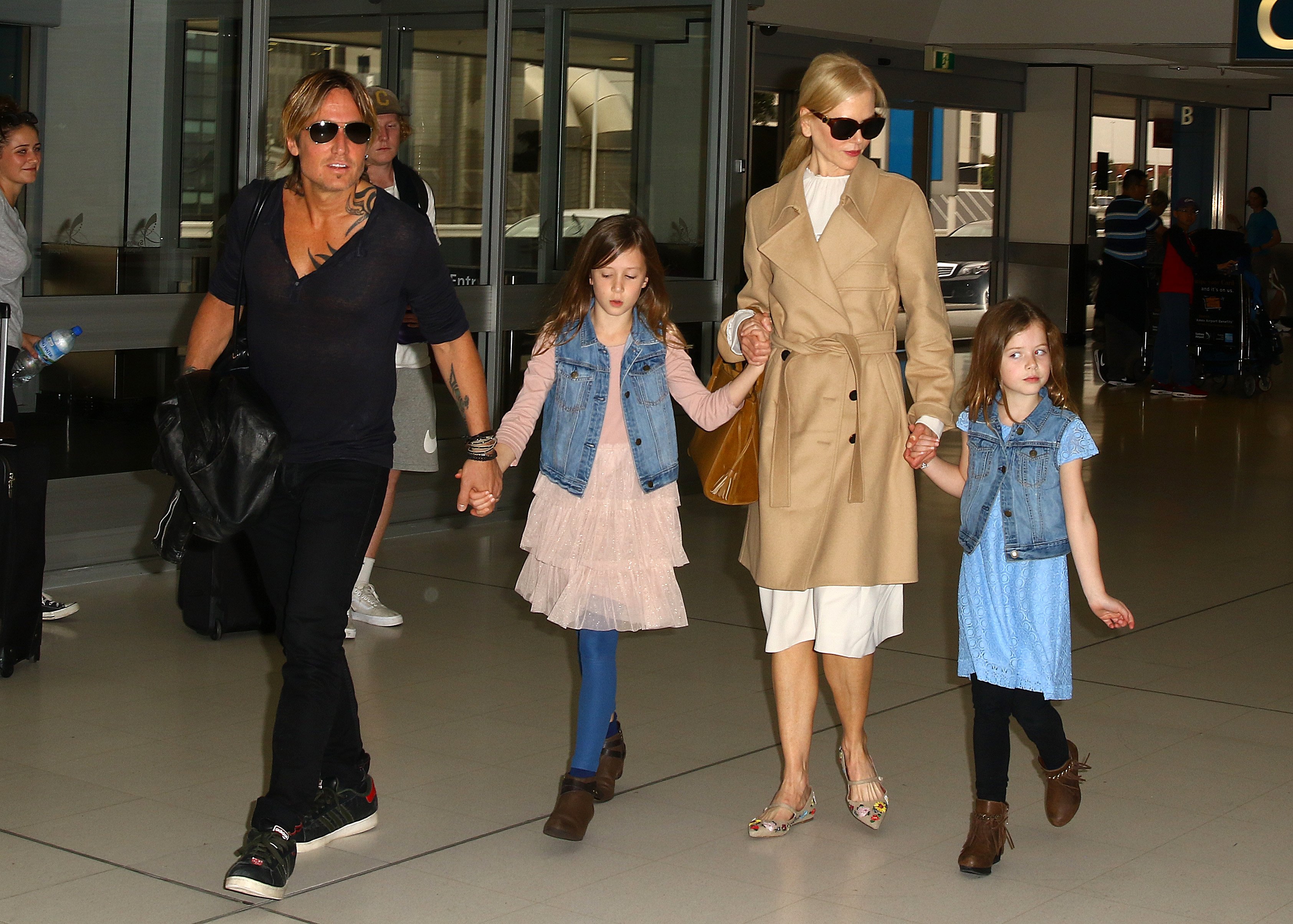 Keith Urban and Nicole Kidman with their daughters, Sunday Rose and Faith Margaret Kidman Urban, at the Sydney airport in Sydney, Australia on March 28, 2017 | Source: Getty Images