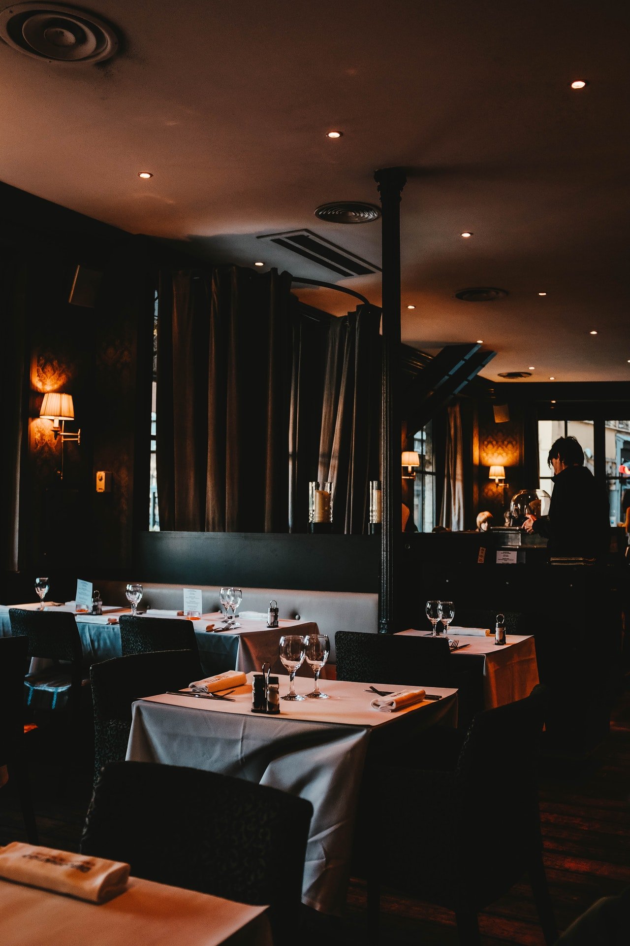 Inside view of a beautiful restaurant | Photo: Pexels