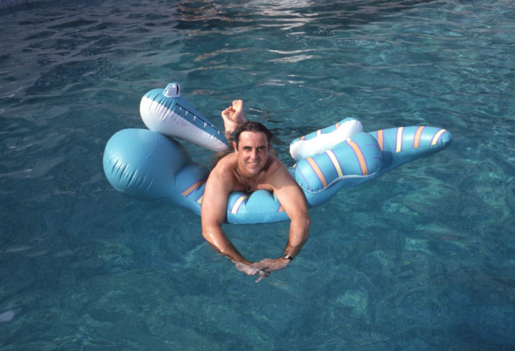 Le présentateur de télévision Patrick Simpson-Jones dans une piscine en juin 1988 à La Baule. | Photo : Getty Images Le présentateur de télévision Patrick Simpson-Jones dans une piscine en juin 1988 à La Baule. | Photo : Getty Images