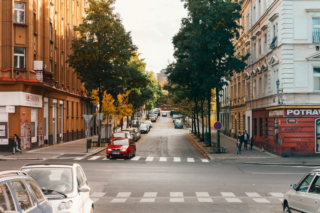 Vehículos en la vía. | Foto: Pexels 