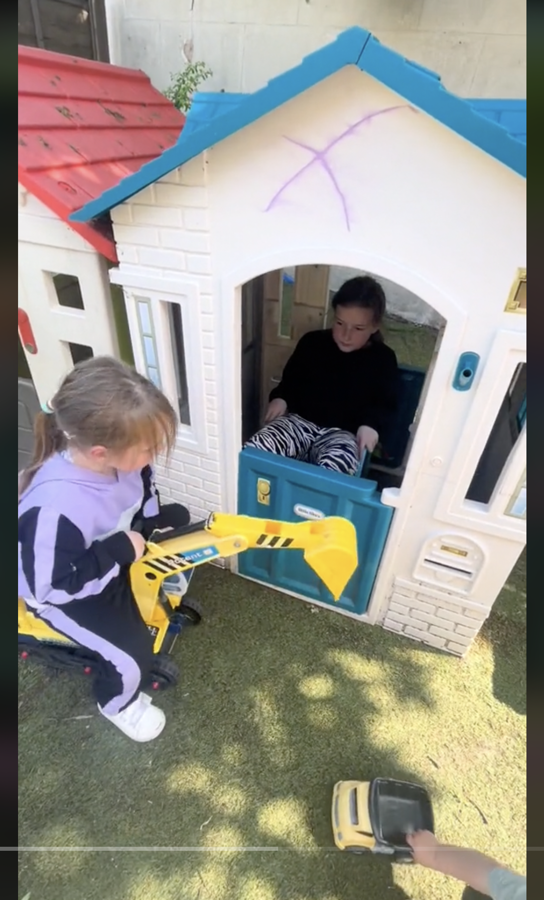 Nicole Austin's children playing, as seen in a clip dated June 1, 2024 | Source: TikTok/@theaustins_1