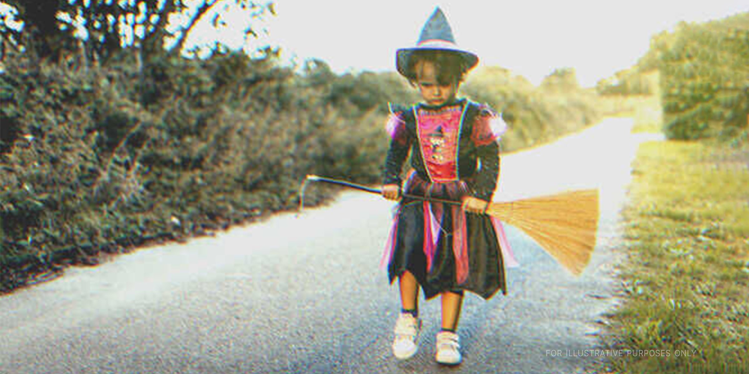 Little girl in a witch Halloween costume. | Source: Getty Images