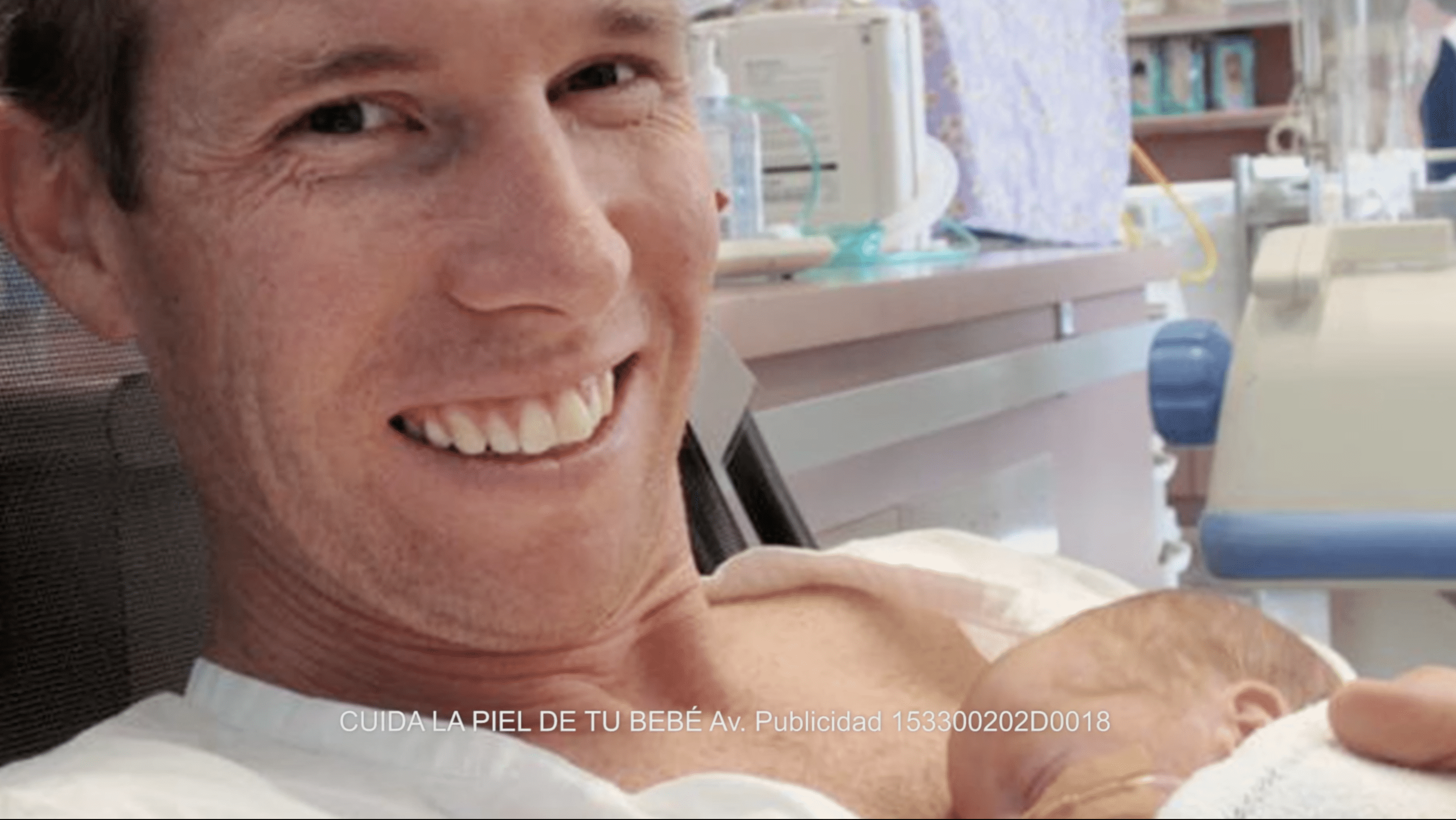 David Ogg pictured with his twin boy Jamie in the hospital. | Photo: YouTube.com/J&J - Mexico y Centroamerica
