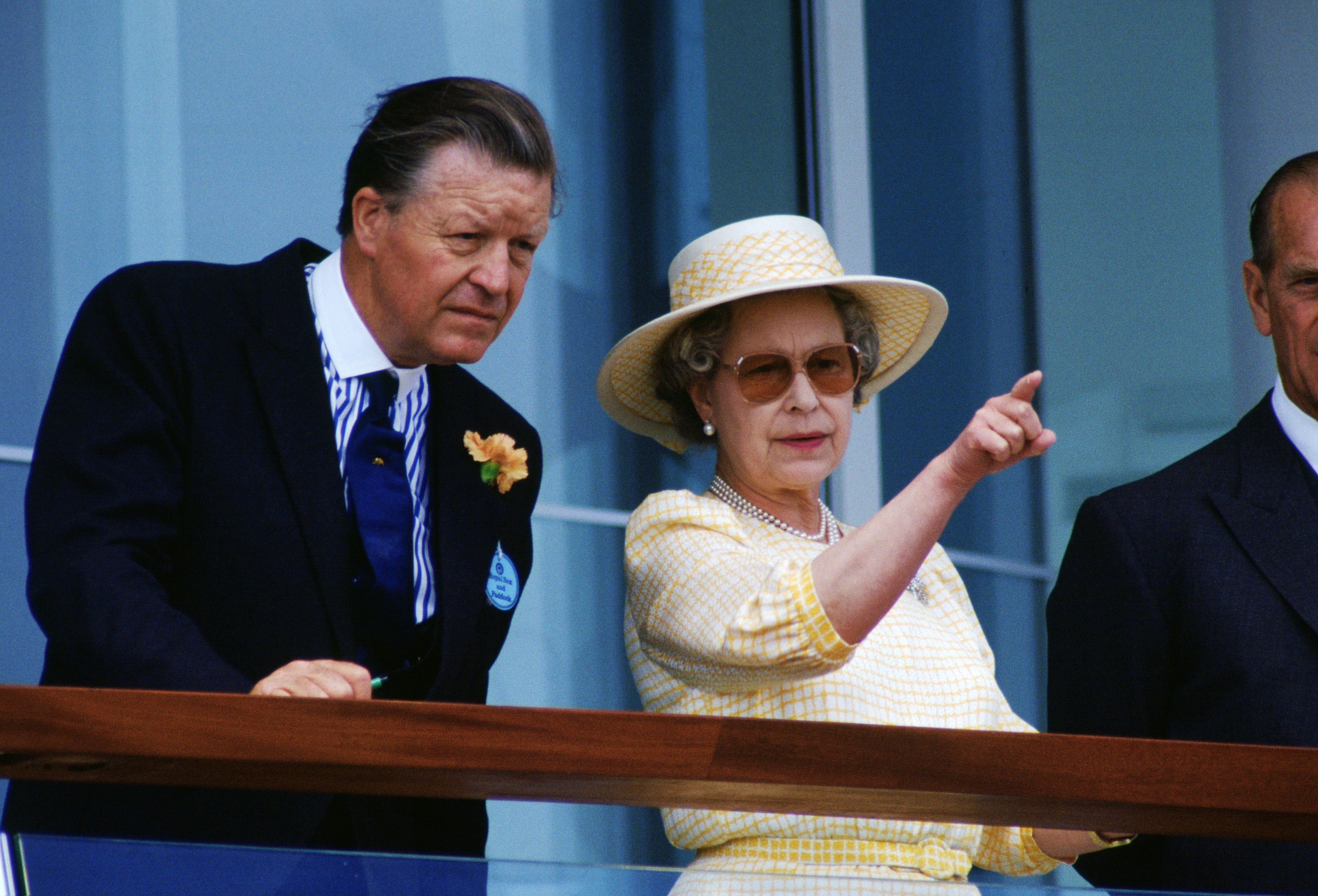 Reina Elizabeth II y Sir Michael Oswald en Surrey, Inglaterra en junio de 1992. | Foto: Getty Images