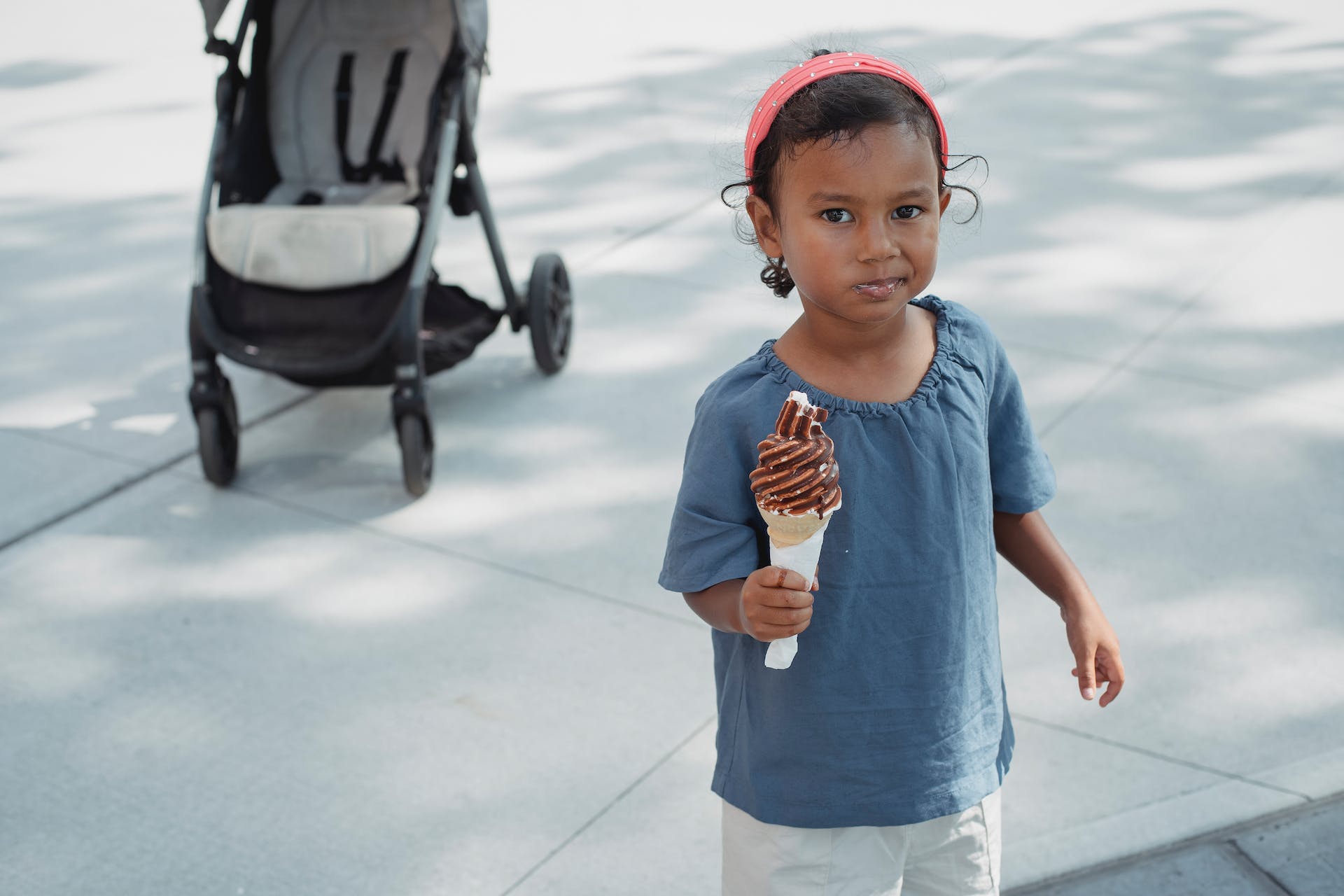 A little girl eating ice cream | Source: Pexels