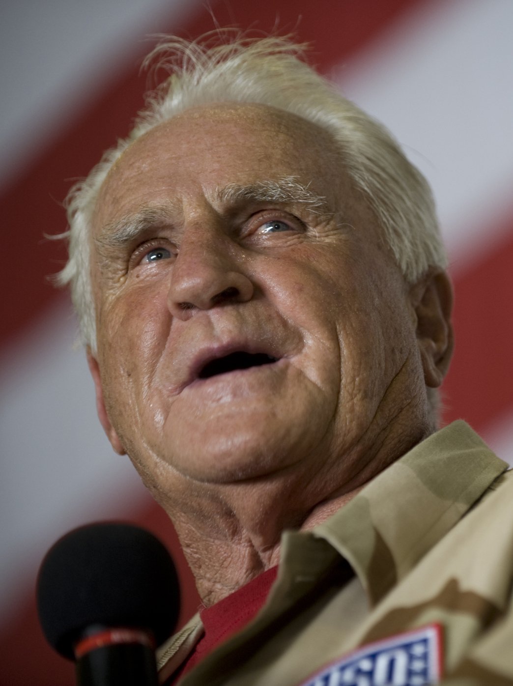 Don Shula addresses the crew of aircraft carrier USS Ronald Reagan (CVN 76), under way in the Gulf of Oman, July 13, 2009 | Photo: GettyImages