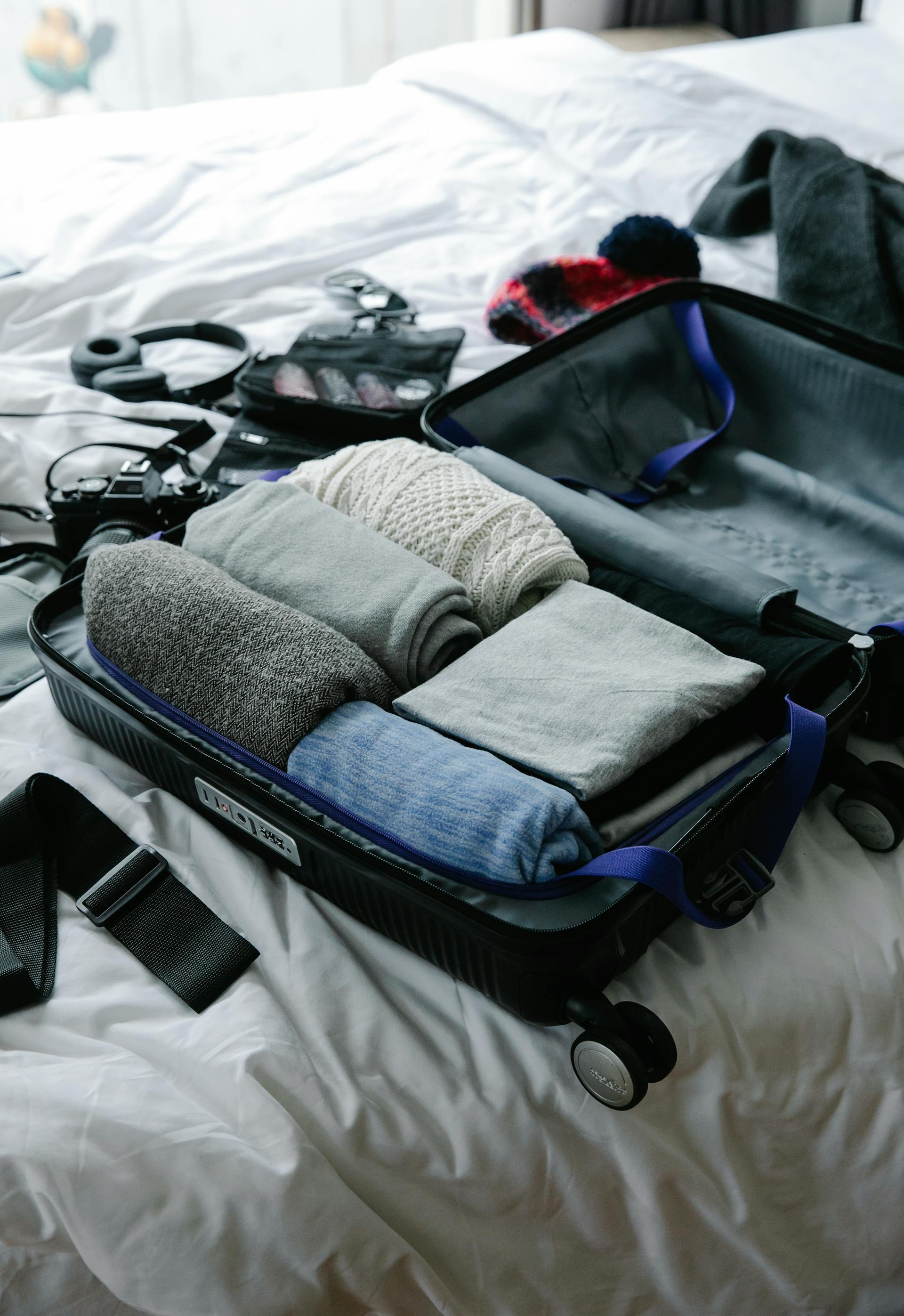 An open suitcase lying on a bed | Source: Pexels