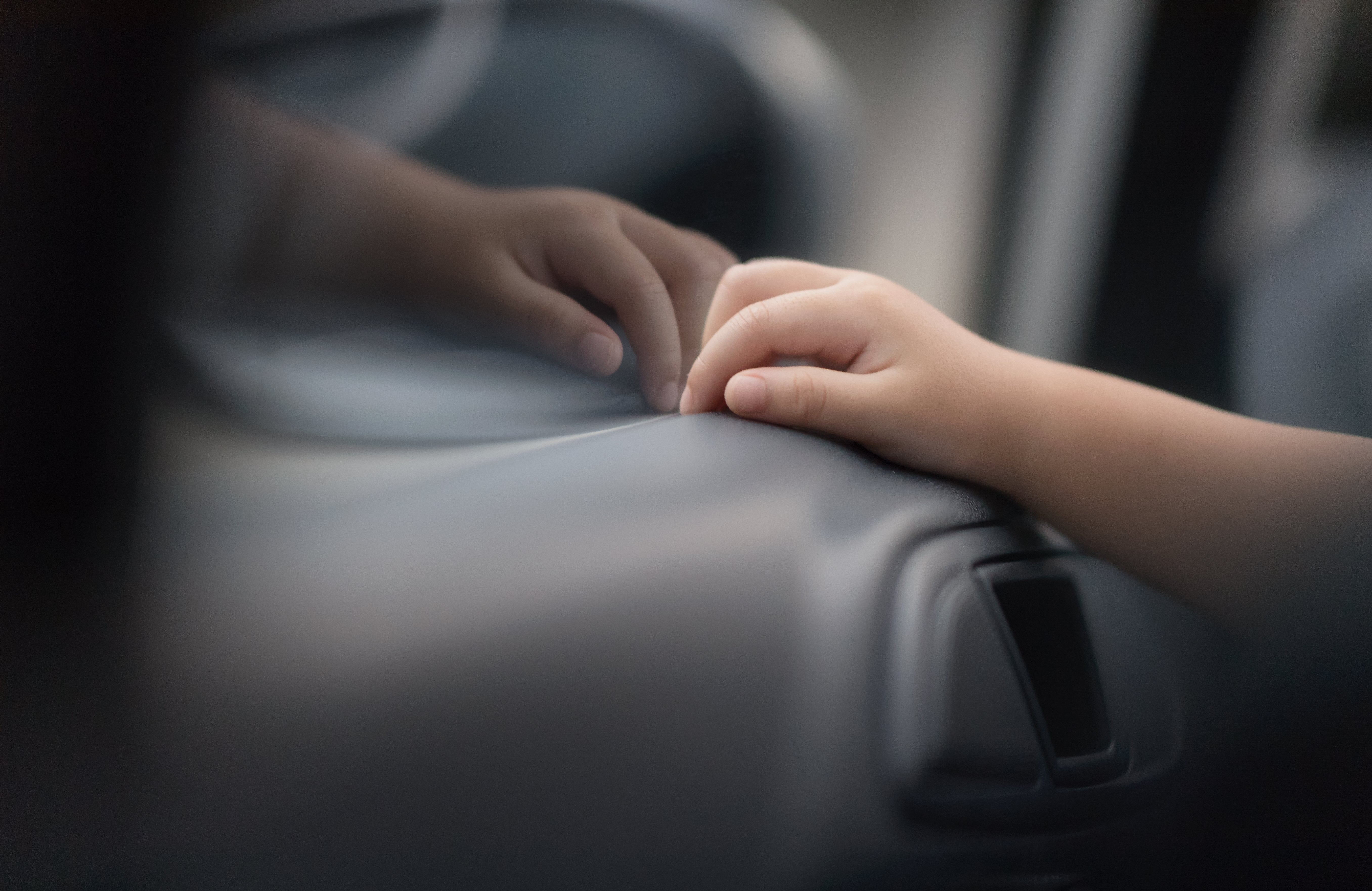Main d'un enfant dans une voiture | Photo : Shutterstock