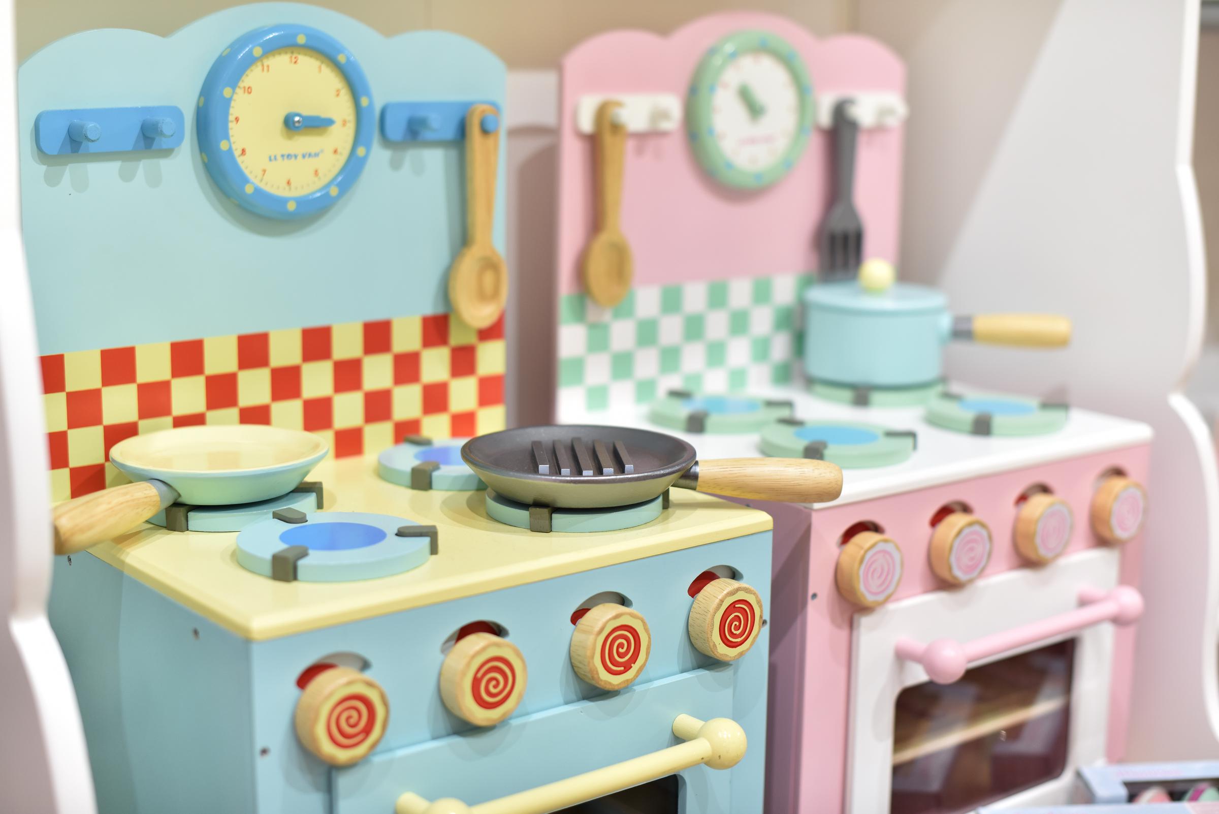 Investigators said the play kitchen involved in Briella Holmes' death was an older wooden set purchased through Facebook Marketplace years earlier. Its make, model, and brand have not been publicly identified. | Source: Getty Images
