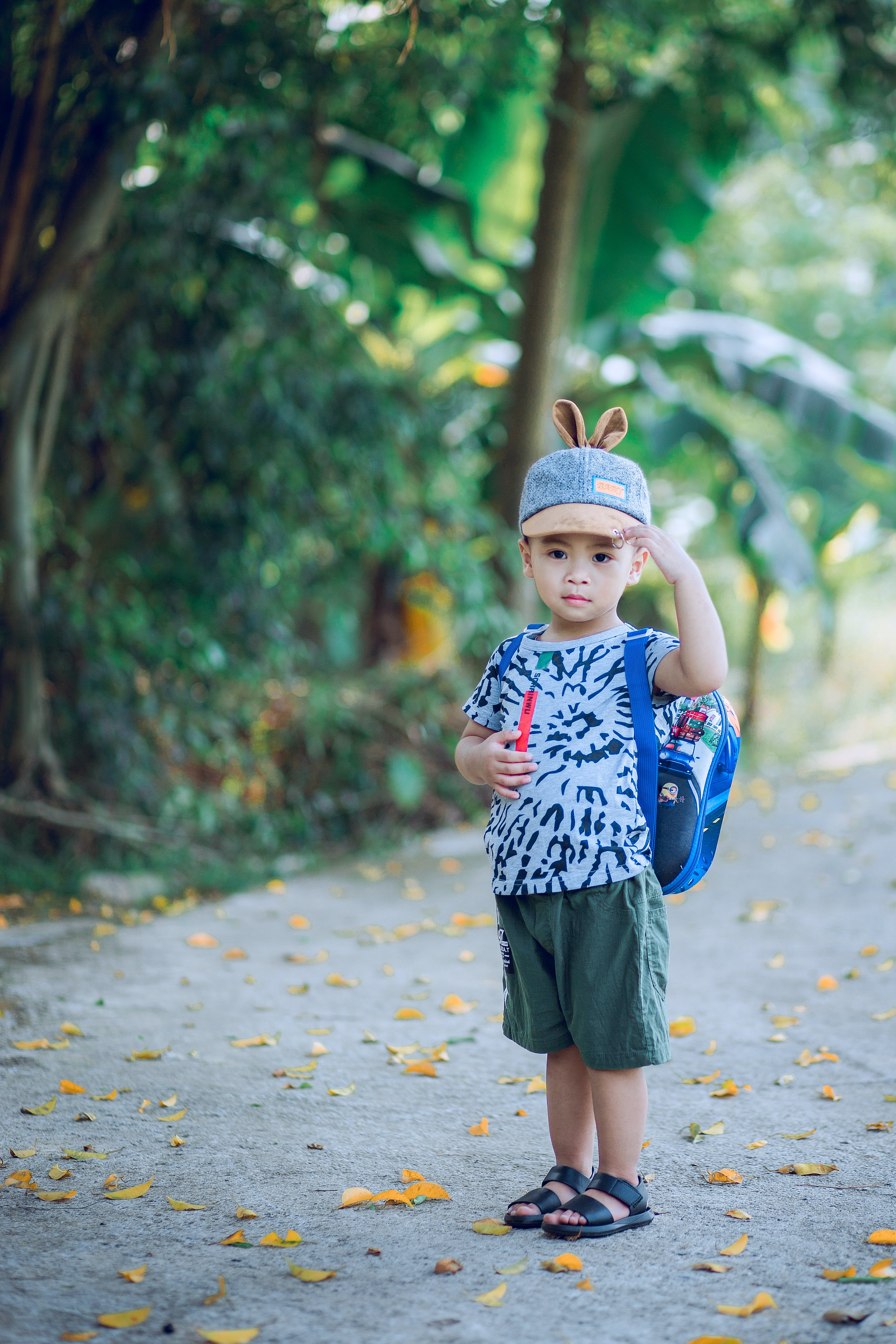 A little boy wearing a decorated T-shirt. | Source: Pexels