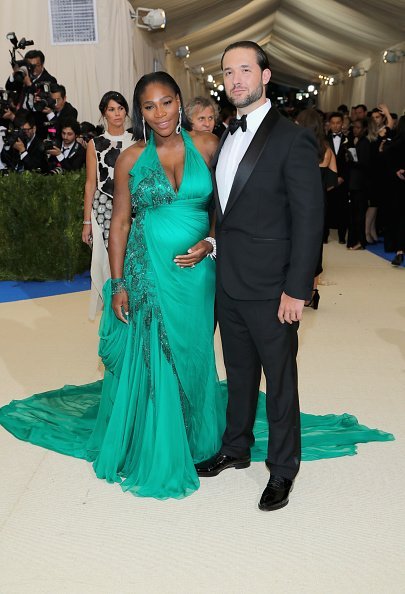 Serena Williams und Alexis Ohanian, "Rei Kawakubo/Comme des Garcons: Art Of The In-Between" Costume Institute Gala, New York City, 2017 | Quelle: Getty Images