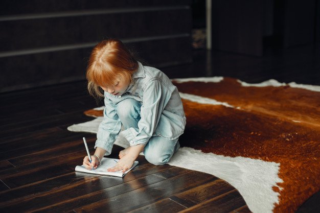 Niña escribiendo carta / Imagen tomada de: Freepik Niña escribiendo carta / Imagen tomada de: Freepik