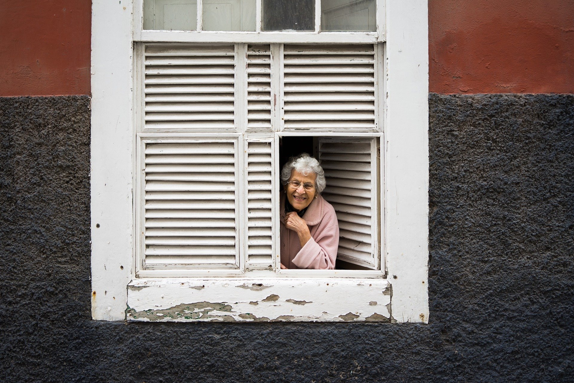 Grand-mère regardant par la fenêtre | Source : Pixabay