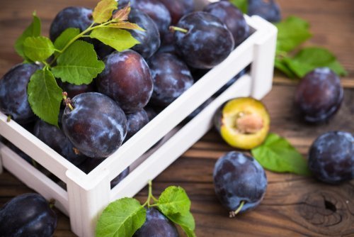 Plums in a crate. | Photo: Shutterstock