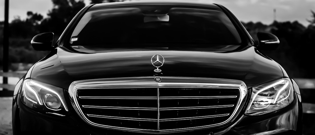 A black-and-white close-up image of a Mercedes-Benz | Photo: Pixabay/dimascala