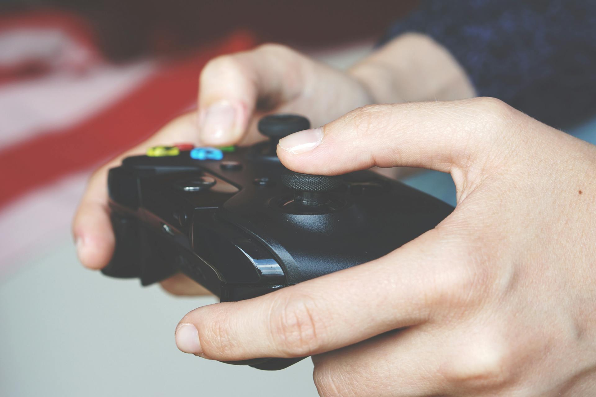 A person holding a game controller | Source: Pexels