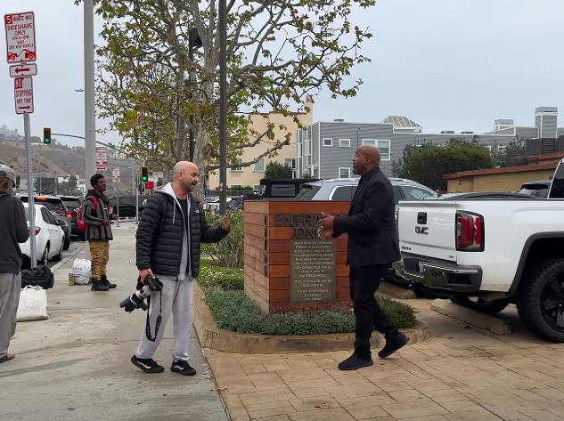 A photographer and a member of Jennifer Lopez's security detail. | Source: YouTube/X17onlineVideo