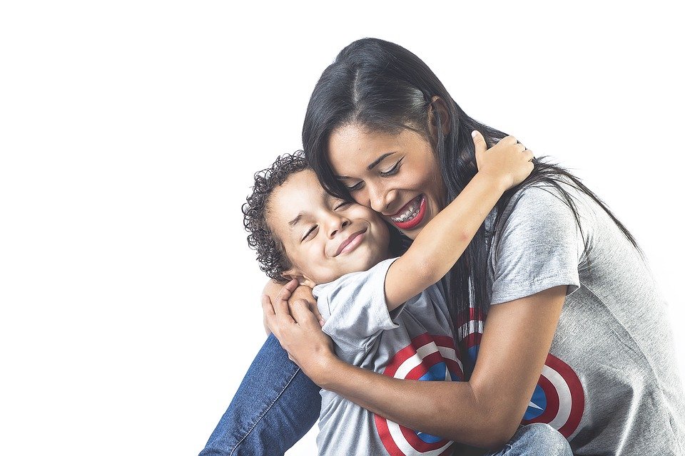 Madre e hijo sonríen juntos. | Foto: Pixabay