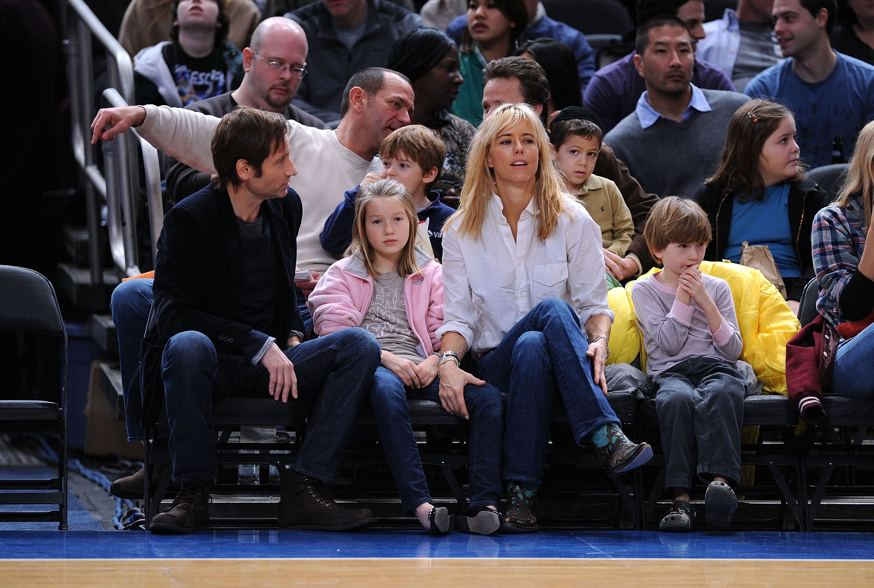 David Duchovny, Madelaine West Duchovny, Tea Leoni and Kyd Duchovny attend Detroit Pistons vs New York Knicks game at Madison Square Garden, on December 7, 2008, in New York City. | Source: Getty Images