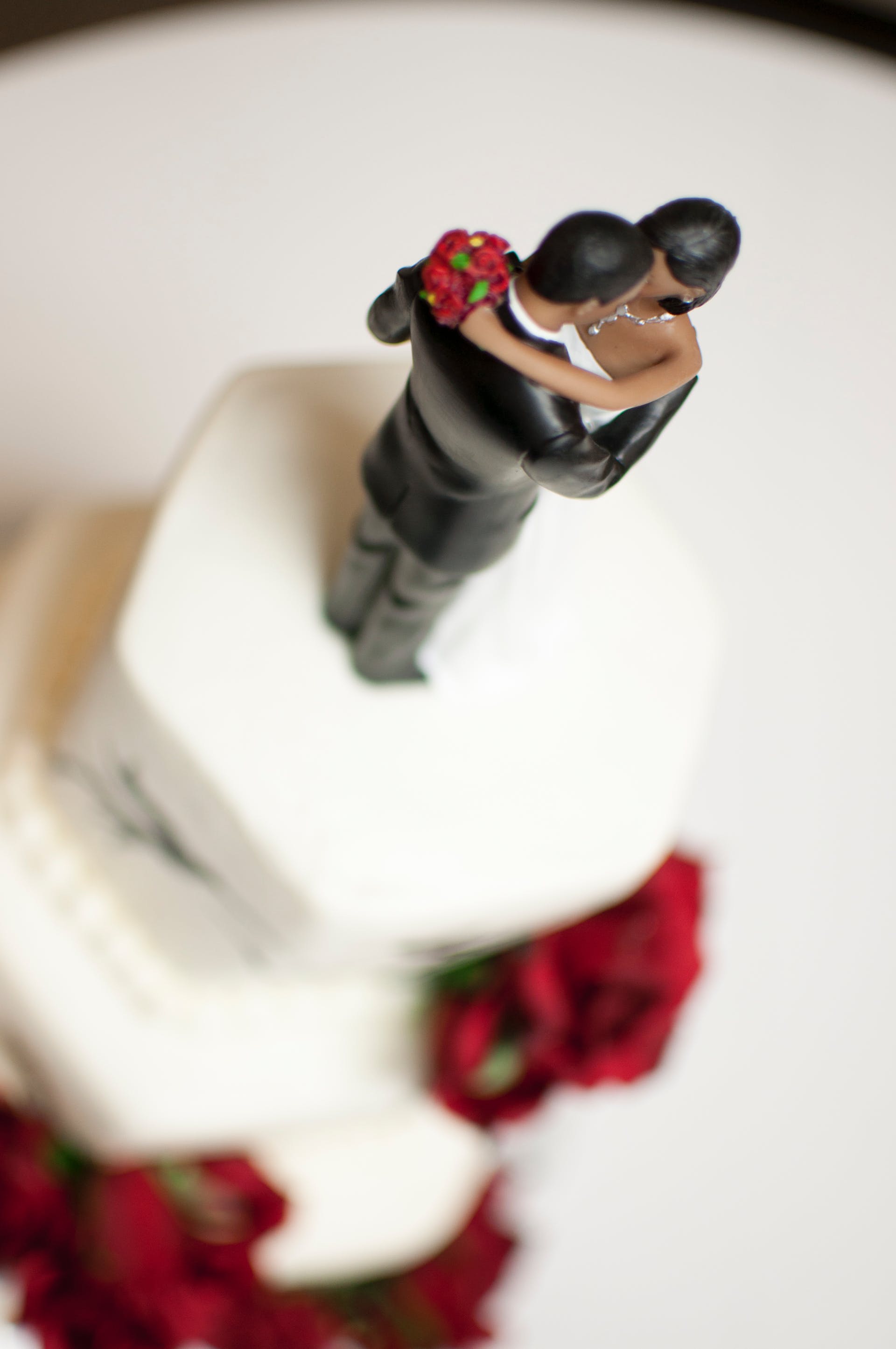 A wedding cake topper | Source: Pexels