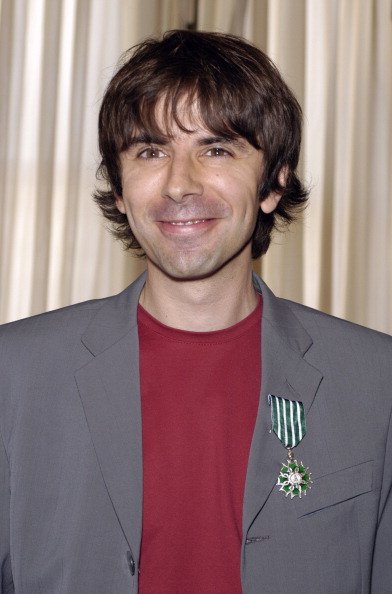 Thomas Fersen lors d'Iggy Pop, Carla Bruni, Zazie et Thomas Fersen recevant la "Médaille des Arts et des Lettres" - Paris au Ministère de la Culture à Paris, France. | Photo : Getty Images