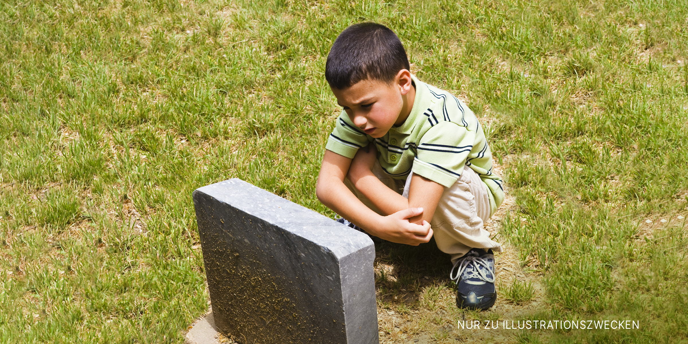 Trauriger Junge in der Nähe des Grabes. | Quelle: Getty Images