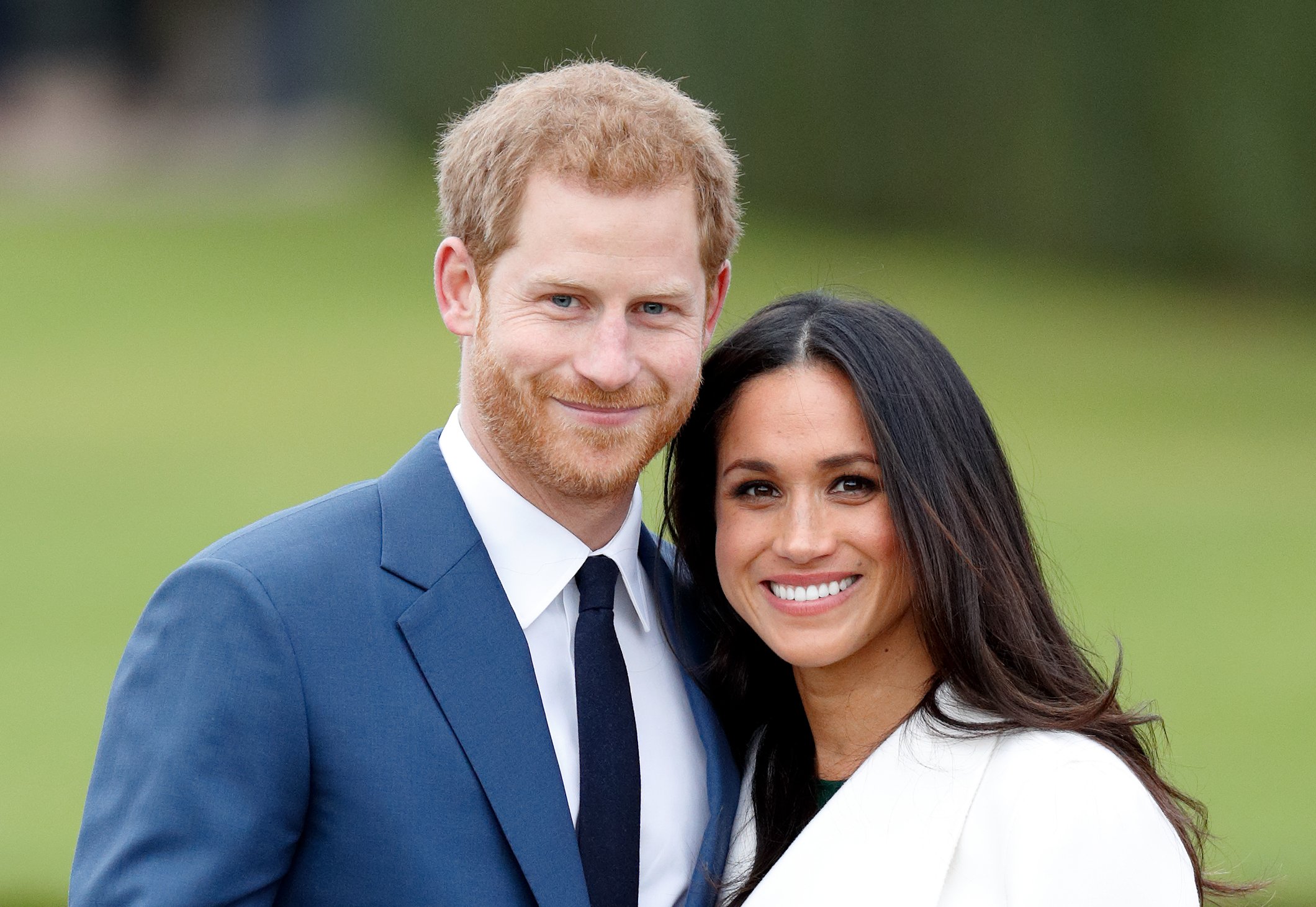 Prinz Harry und Meghan Markle nehmen an einem offiziellen Fototermin teil, um ihre Verlobung in den Sunken Gardens im Kensington Palace am 27. November 2017 in London, England, bekannt zu geben | Quelle: Getty Images