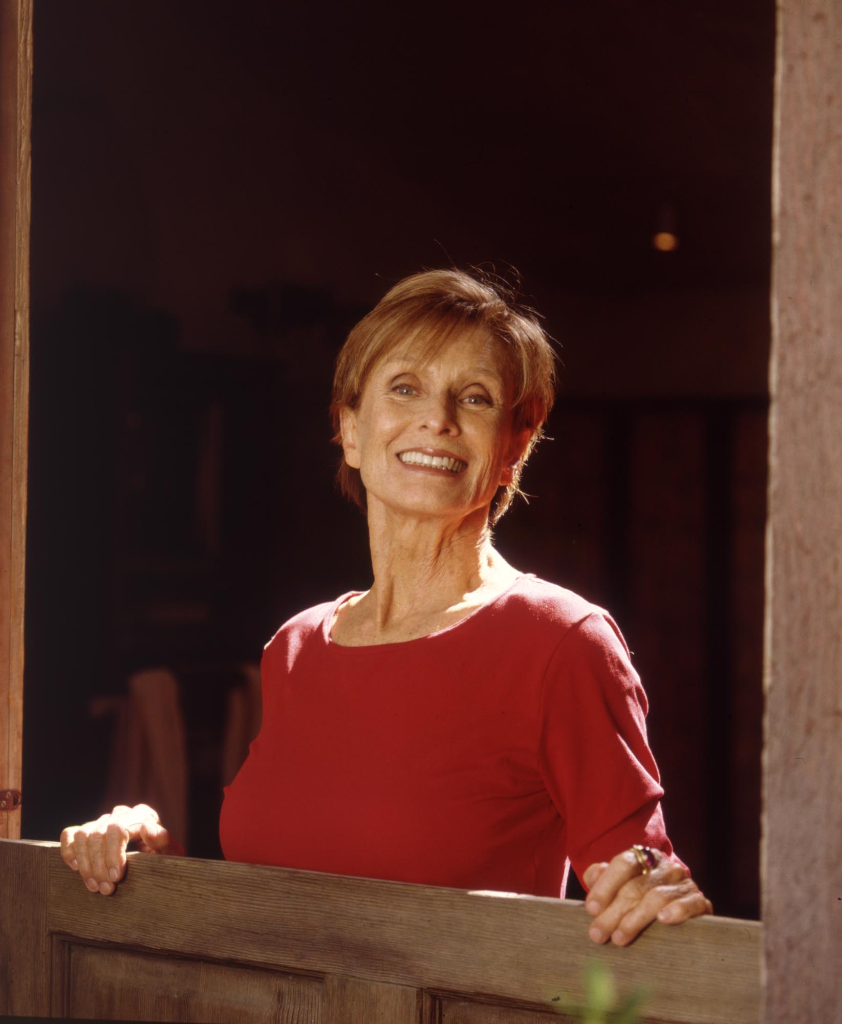 Cloris Leachman posing for exclusive portraits at home with her children and grandchildren in August 2000, Los Angeles. / Source: Getty Images