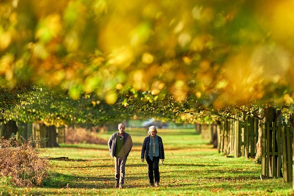 Un couple se promène tôt le matin dans Bushy Park, à Londres. |Photo : Getty Images