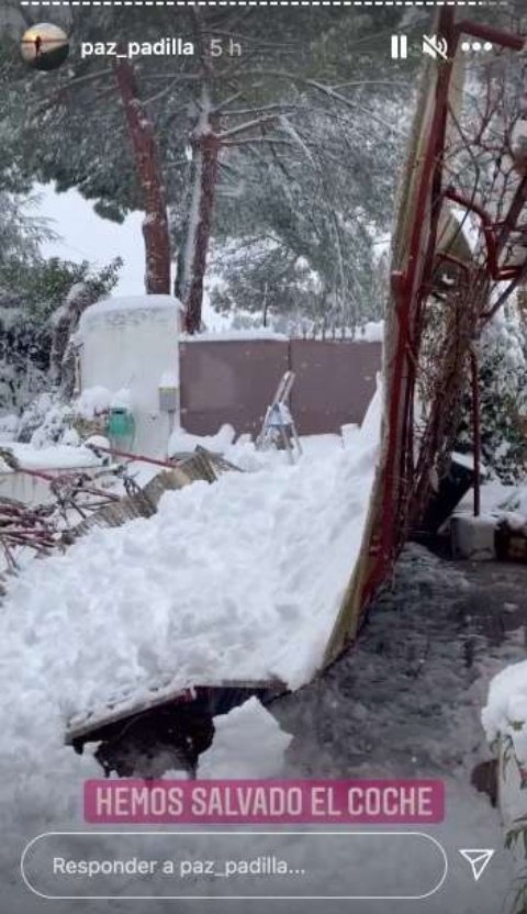 El techo de la cochera quedó vencido bajo la nieve tras la borrasca Filomena | Foto: Captura de Instagram/paz_padilla