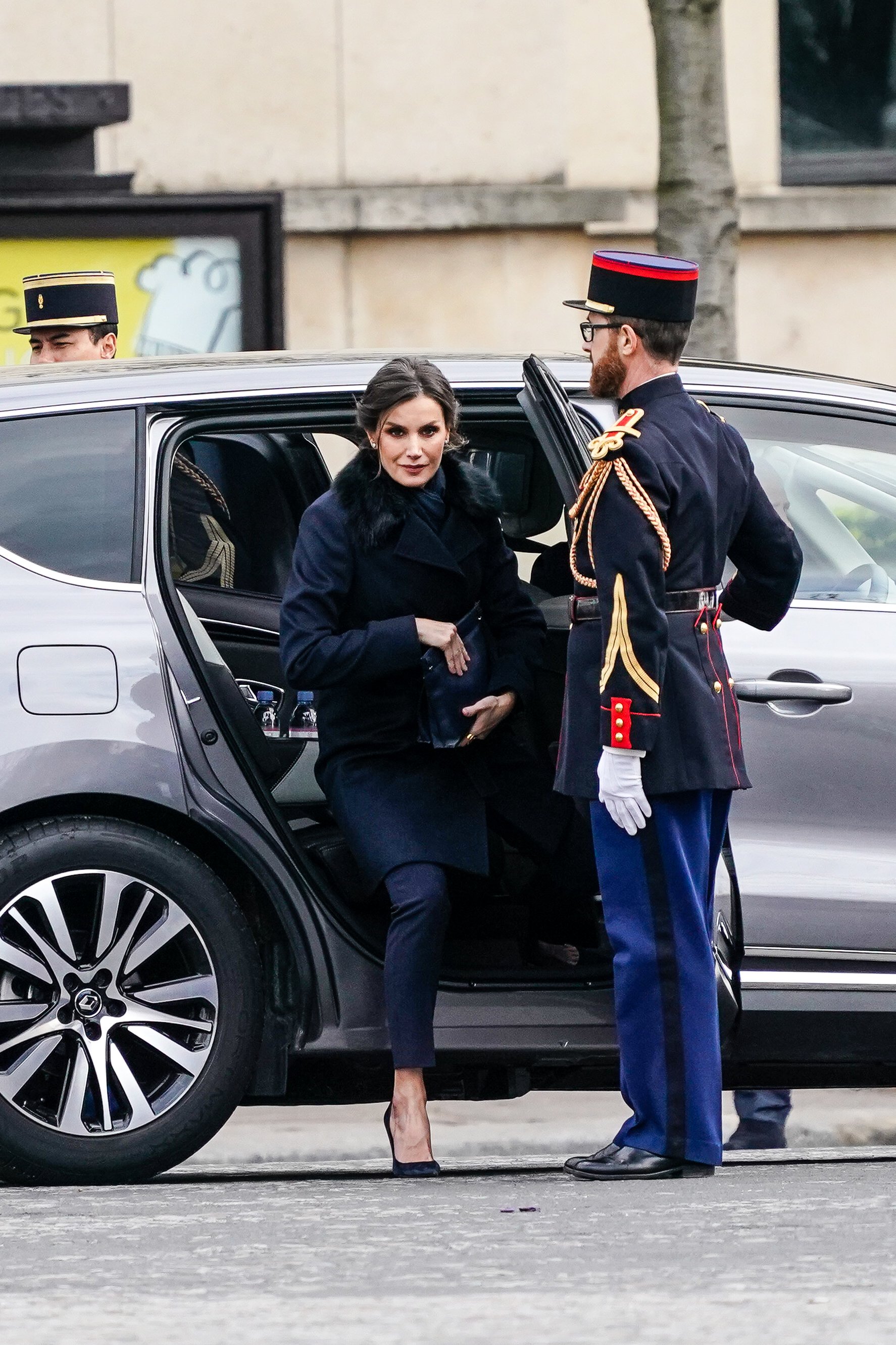 Se ve a la reina Letizia de España. El Rey Felipe de España y la Reina Letizia de España asisten al Tributo a las Víctimas del Terrorismo en Trocadero en París el 11 de marzo de 2020 en París, Francia. | Foto: Getty images