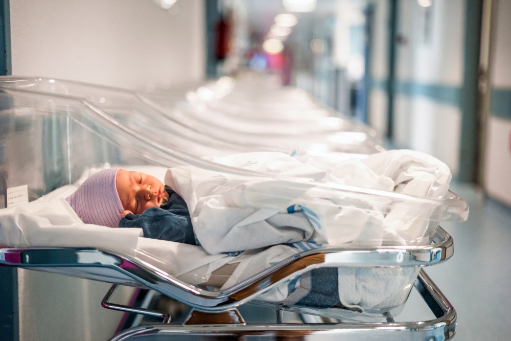Bebé en una cuna de hospital. | Foto: Shutterstock