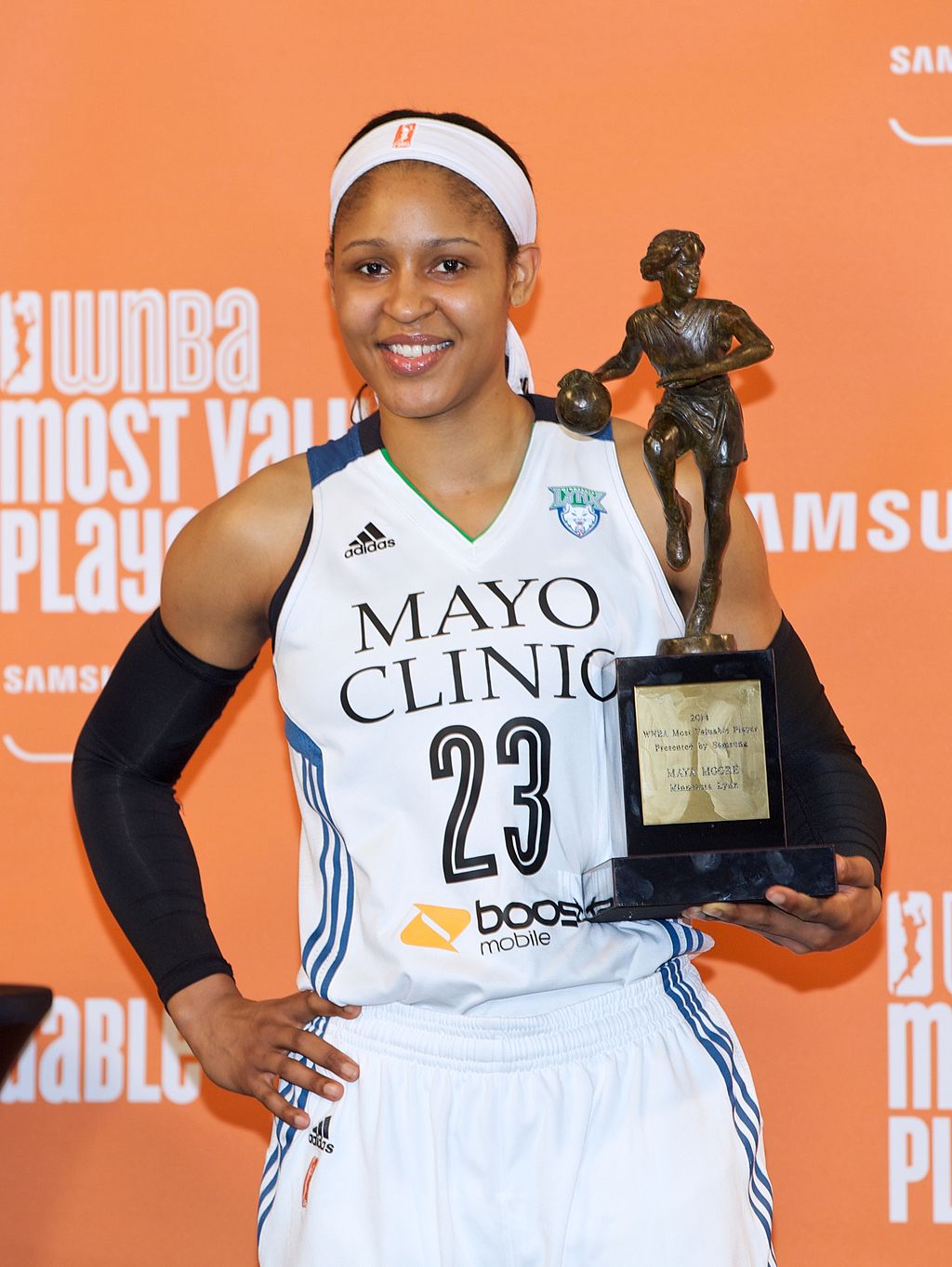 Maya Moore, a player for the Minnesota Lynx winning the Most Valuable Player in the history of the franchise on May 19, 2016 | Photo: Wikipedia/Naemajano/Maya Moore with her 2014 MVP trophy/CC BY-SA 4.0