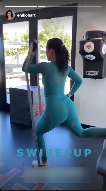 Kevin Hart's wife Eniko Hart working out in matching blue outfit. | Photo: Instagram/Enikohart