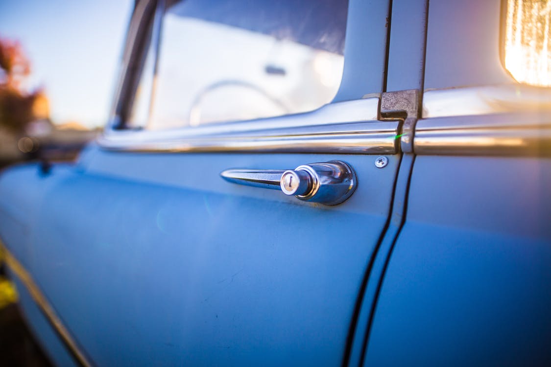 His father's old vintage car pulled up on his driveway, and Peter couldn't believe it. | Source: Pexels