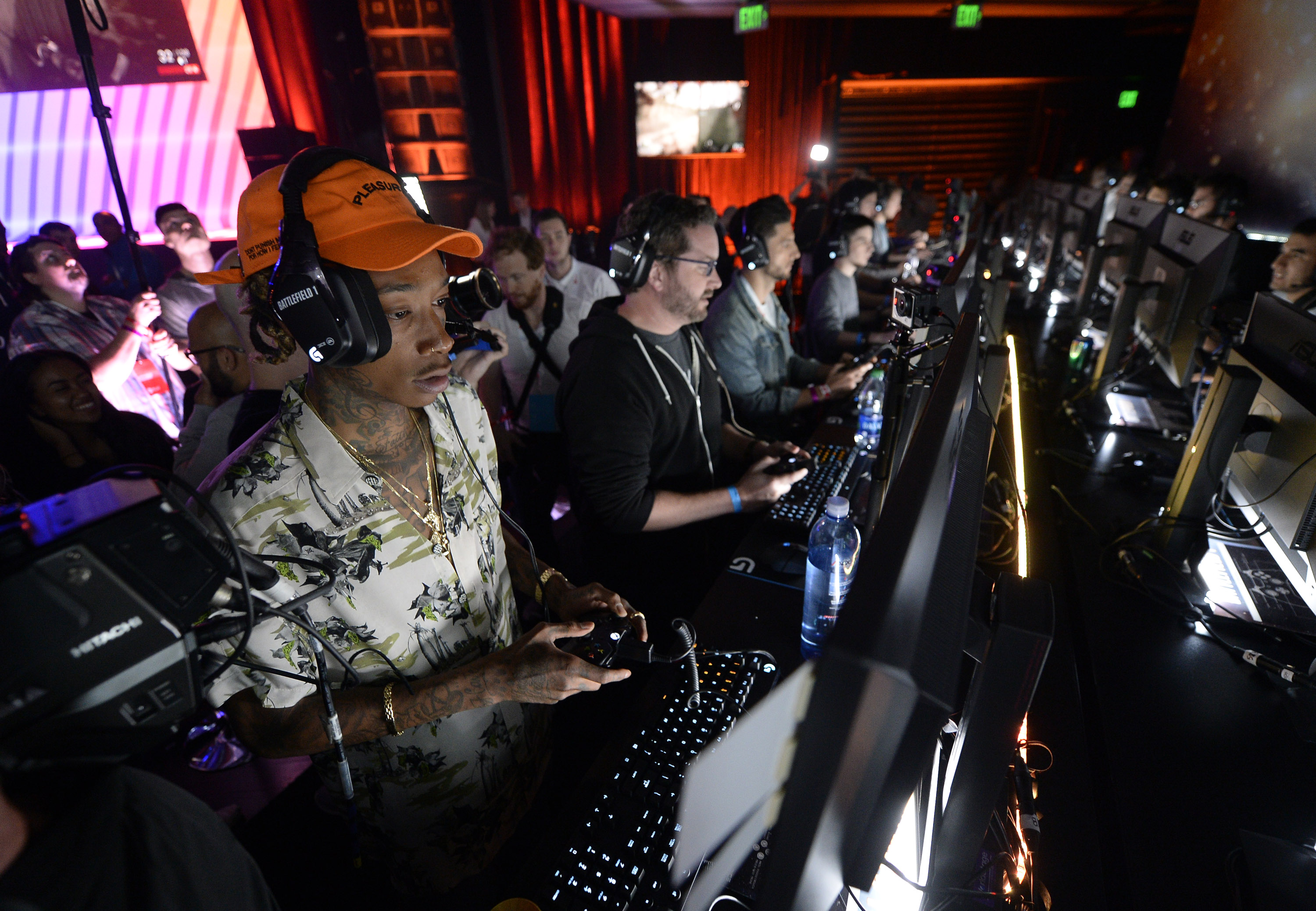 Wiz Khalifa playing the video game "Battlefield 1" during Game Maker Electronic Arts' Annual Press Conference on June 12, 2016, in Los Angeles, California. | Source: Getty Images