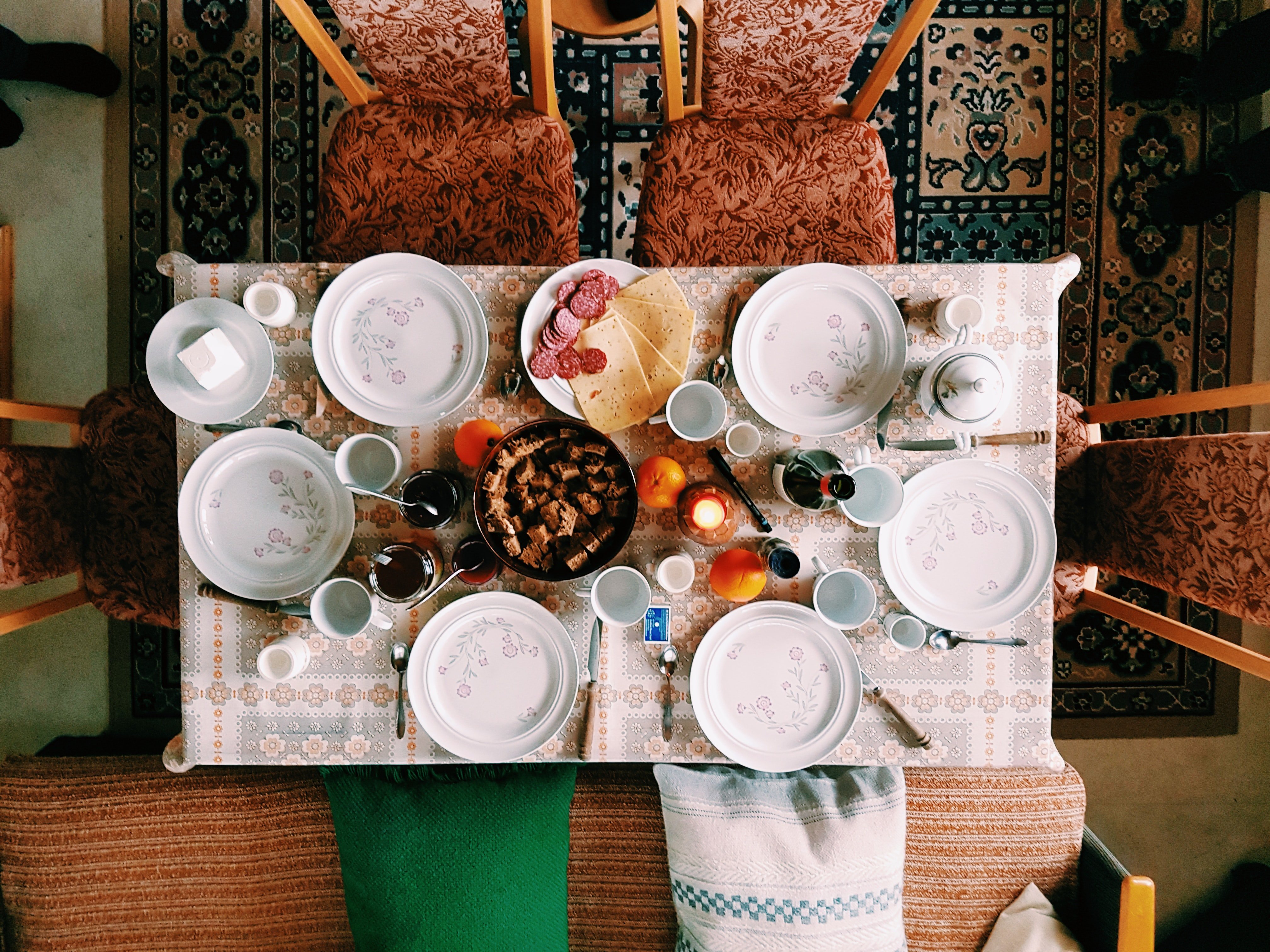 Una mesa servida para una gran comida. | Foto: Pexels