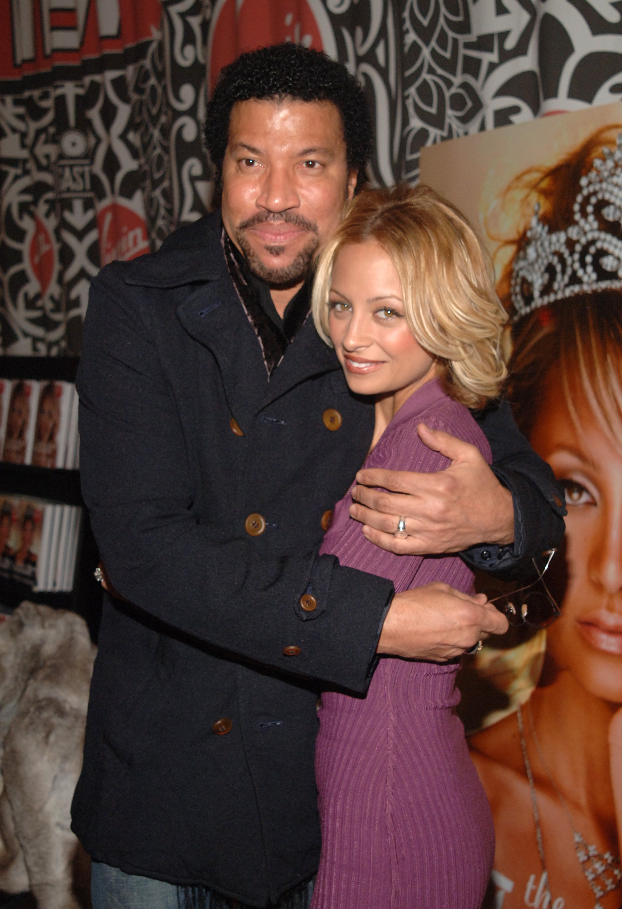 Lionel Richie and Nicole Richie share a moment at the "The Truth About Diamonds" book signing on November 10, 2005, in New York City. | Source: Getty Images.