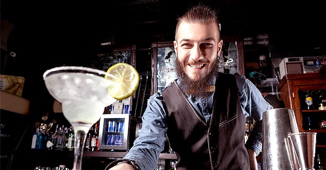 A photo of a bartender with cocktails. | Photo: Shutterstock