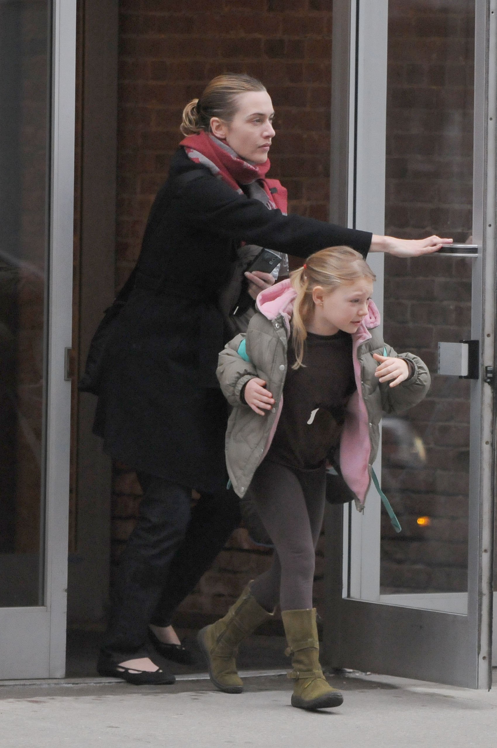  Actress Kate Winslet walks with her daughter Mia March 11, 2009 in New York City | Source: Getty Images