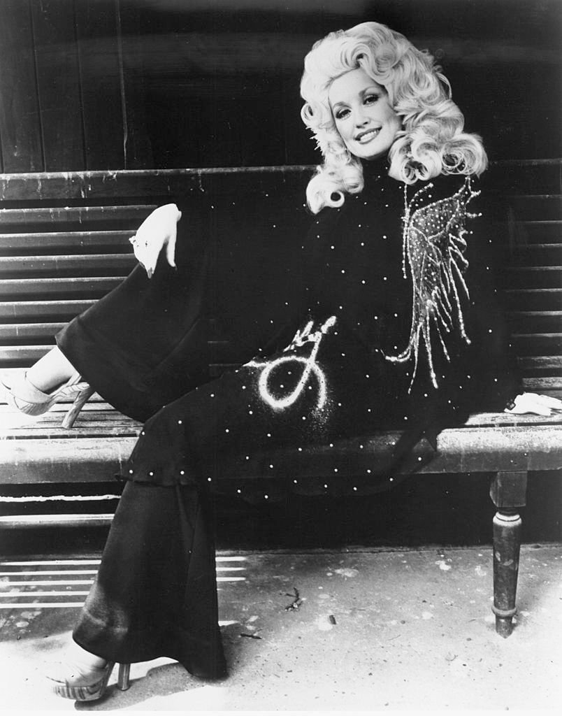 Dolly Parton poses for a portrait 1974 | Source: Getty Images
