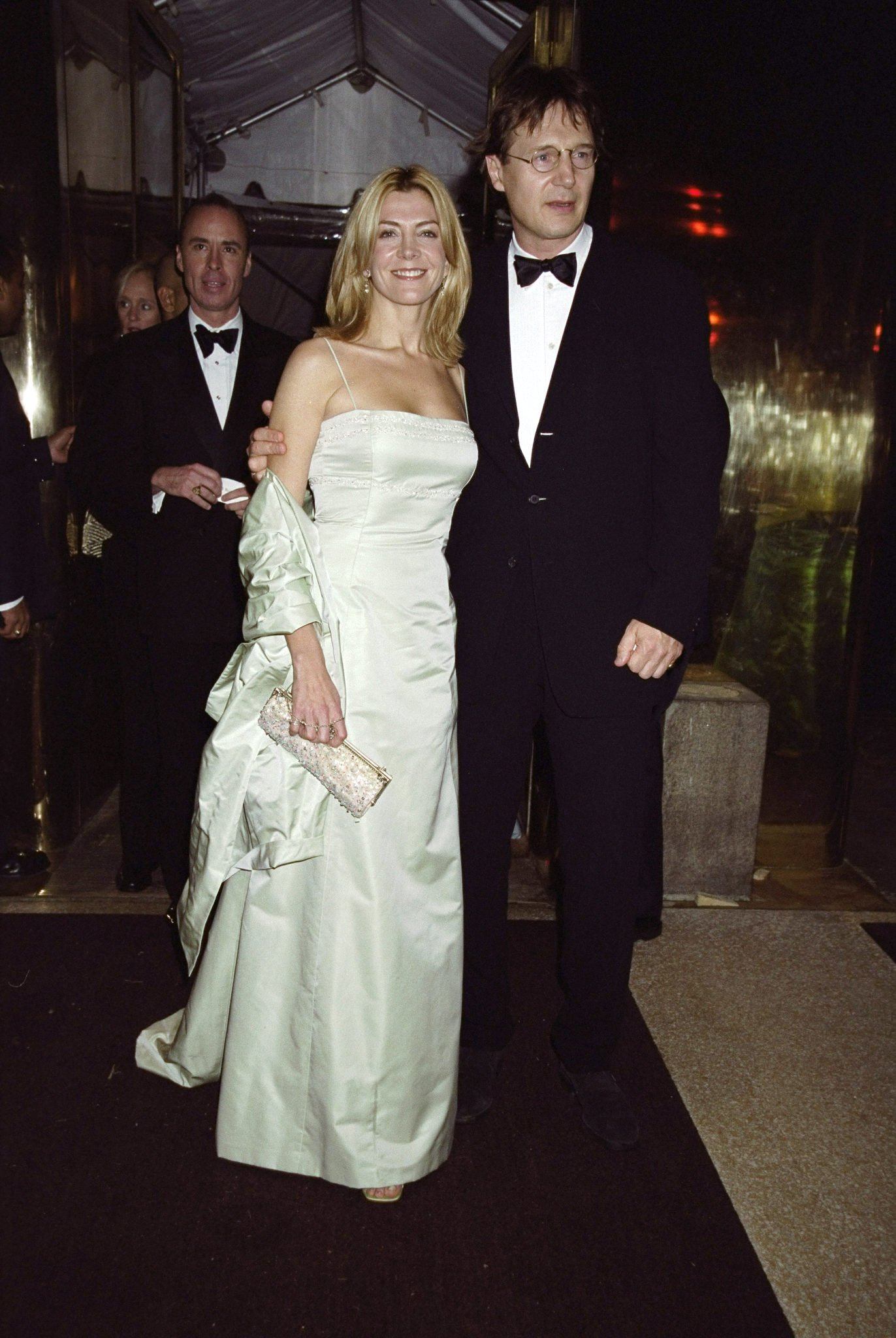 Natasha Richardson and Liam Neeson arrive at the Costume Institute Gala "Rock Style," an exhibit of rock 'n' roll fashions at the Metropolitan Museum of Art. | Source: Getty Images