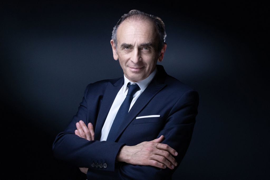 'idéologue d'extrême droite français Eric Zemmour pose lors d'une séance photo à Paris le 22 avril 2021. | Photo : Getty Images