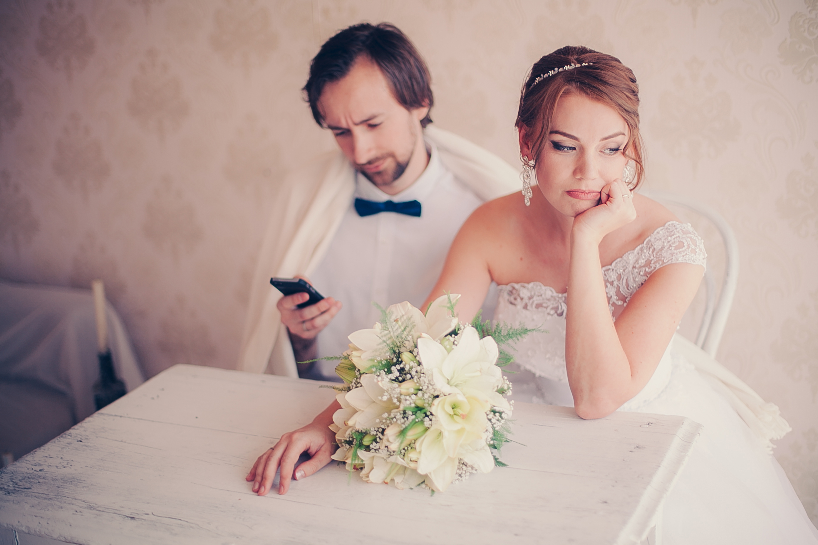An upset bride and groom | Source: Shutterstock