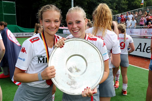 Kira Horn und Emily Kerner vom Club an der Alster Hamburg feiern mit dem Deutschen Pokal nach dem 3:1-Sieg im Damen-Endspiel zwischen dem Club an der Alster Hamburg und dem UHC Hamburg auf dem Gerd-Wellen-Hockeyplatz am 10. Juni 2018 in Krefeld | Quelle: Getty Images